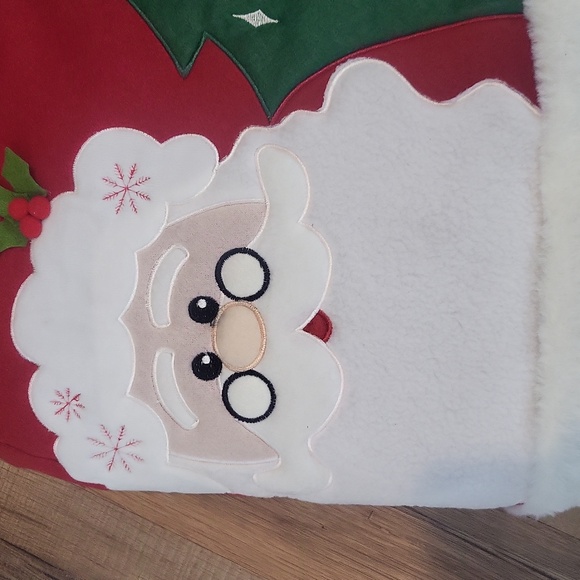 RED SHED Red White 48" Whimsical Santa Reindeer Felt & Faux Fur Tree Skirt - Picture 3 of 6